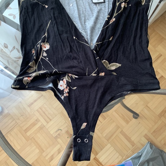 🦋✨ 2/15$ TOPS ✨🦋 NWT Black floral deep v bodysuit - Picture 2 of 3